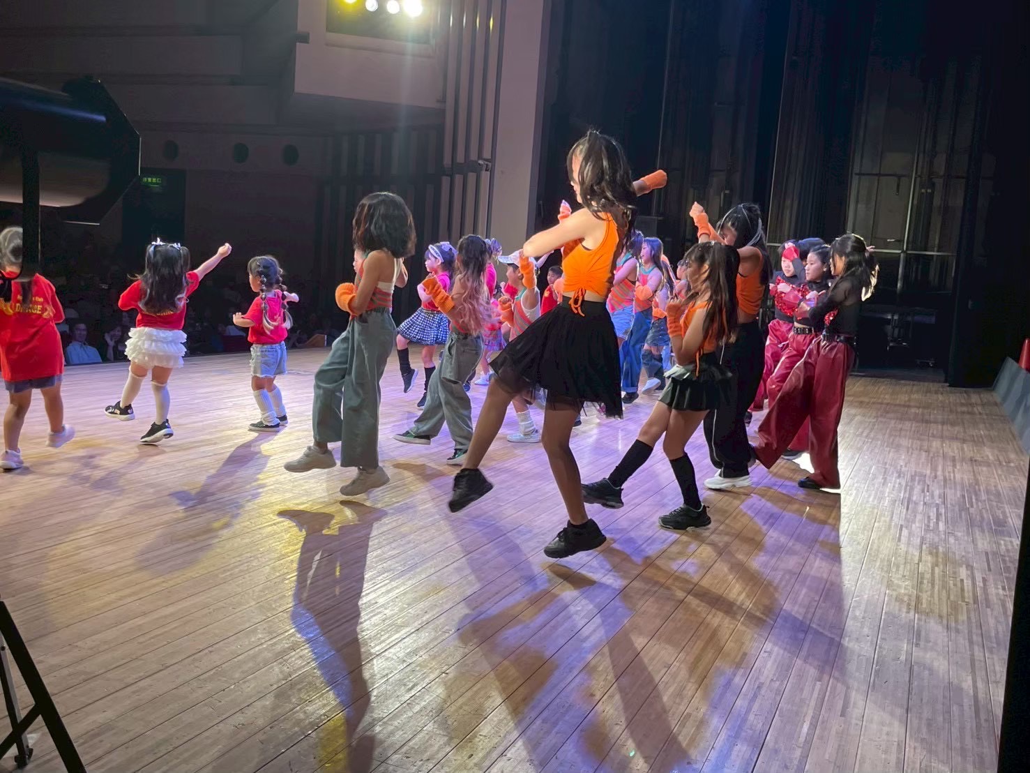 舞台でダンスを踊る子どもたち