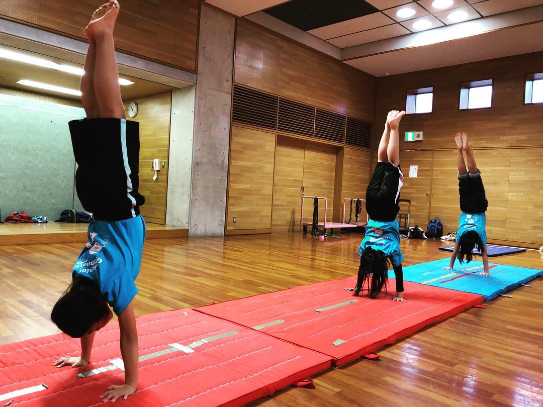 ジュニア体操で逆立ちに挑戦する子どもたち